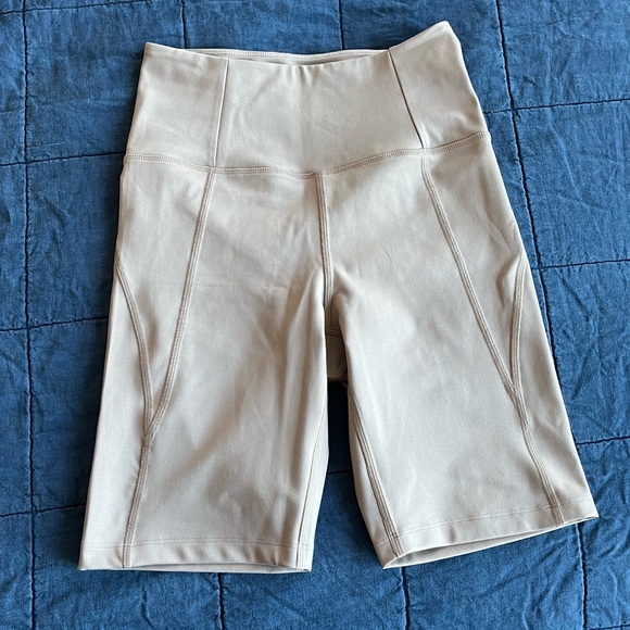 Girlfriend Collective High-Rise Bike Short Limestone - Picture 4 of 7